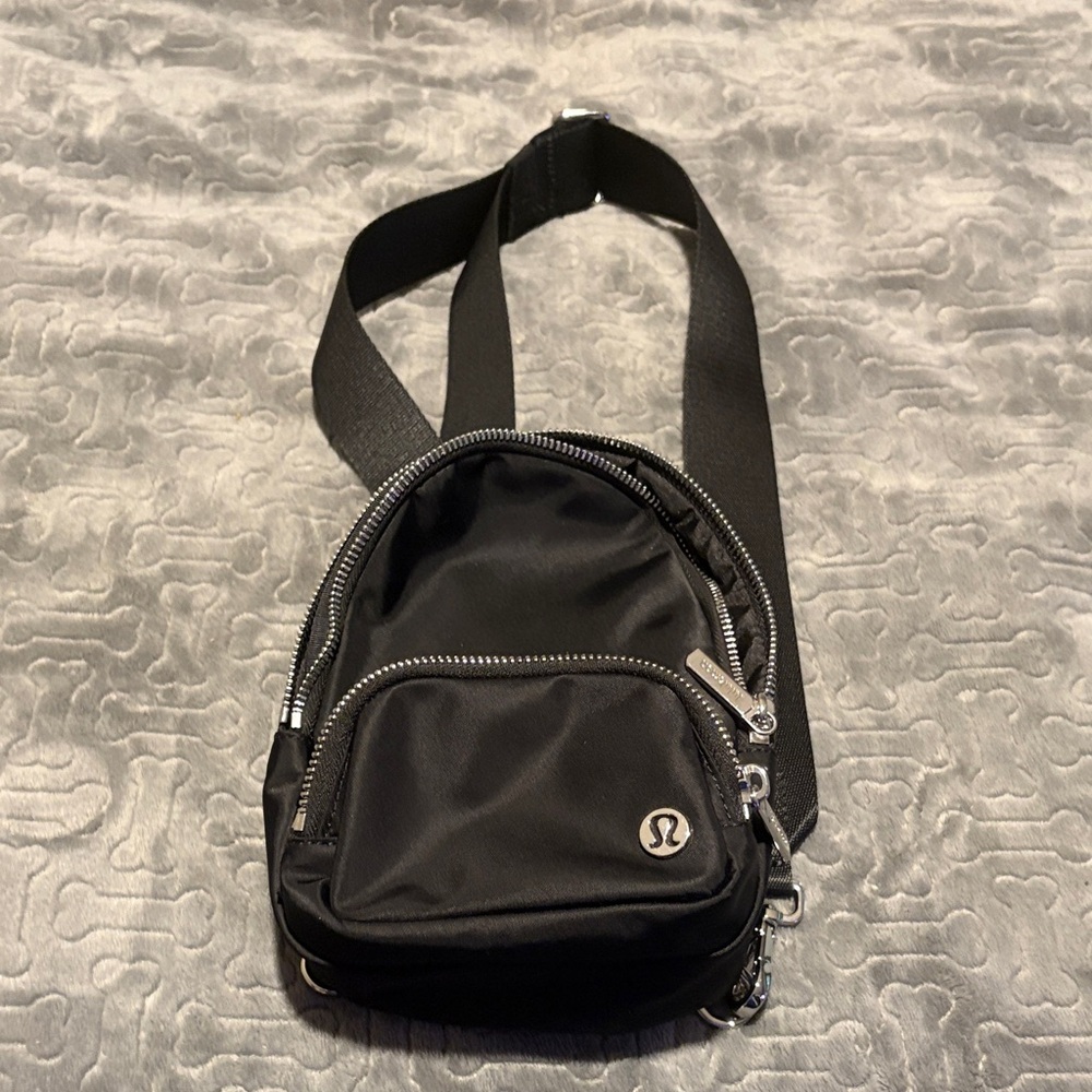 Lululemon Everywhere Sling Bag 4.2L in Black